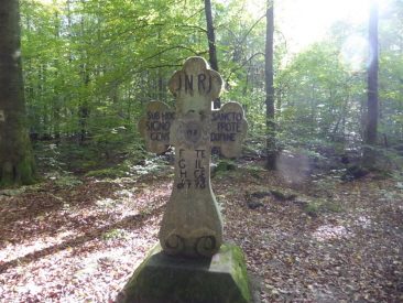 033 Mittelalterliches Engelkreuz im Wald