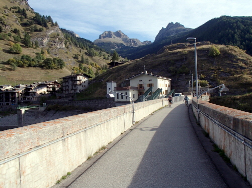 036 Auf der Staumauer bei Castello mit dem Monviso im Hintergrund