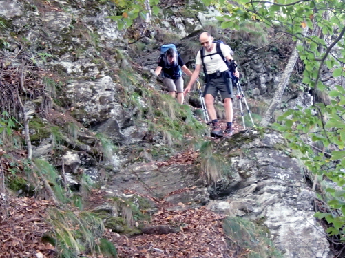 055 Steiler Abstieg nach Rore Ã¼ber Fels und Laub
